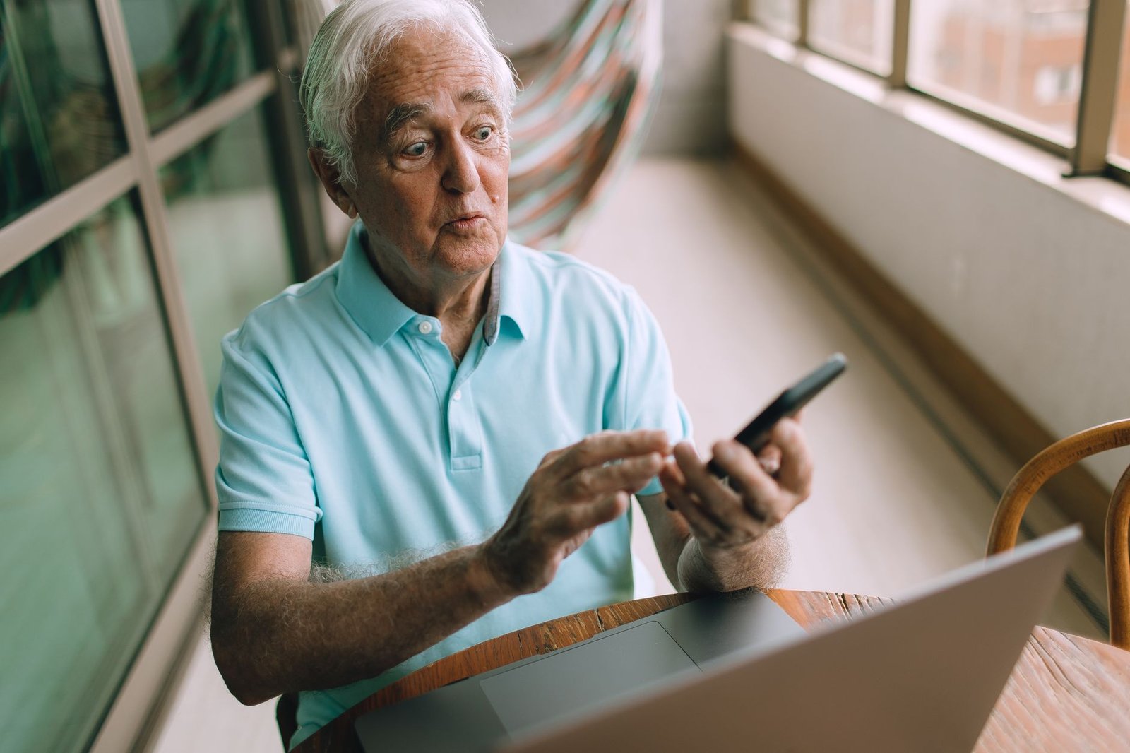 Veteran using a mobile app that supports VA smoking cessation programs for veterans